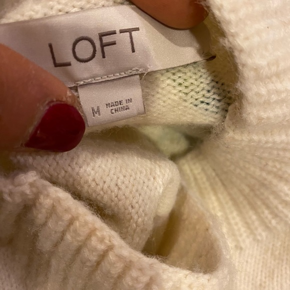 Beautiful sweater! Still brand new with out the tags - Picture 3 of 4